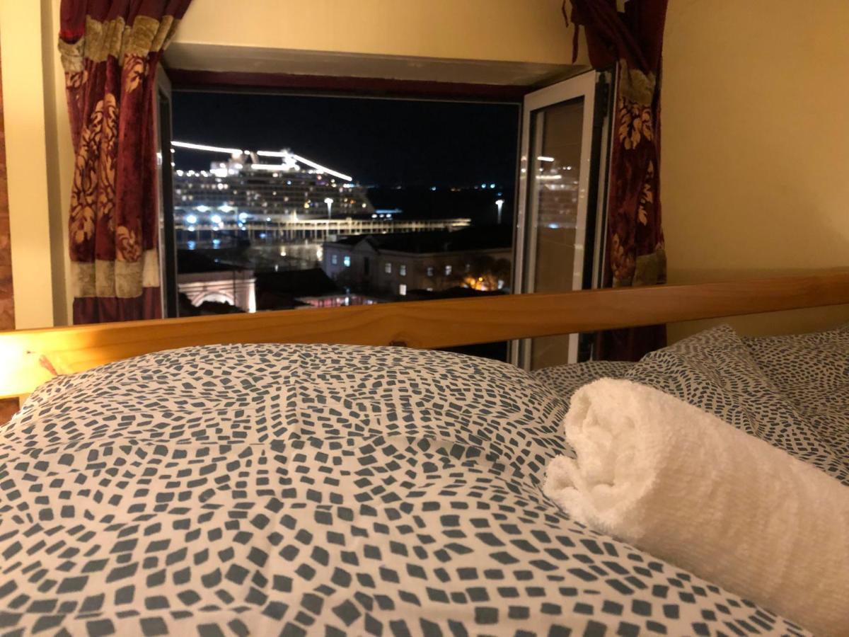 Pequeno Hostel リスボン エクステリア 写真